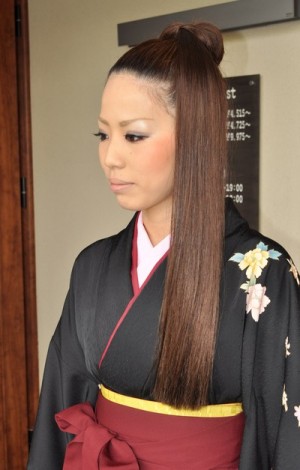 袴に似合う卒業式の髪型セミロング編 黒髪で清楚に決めるには 今