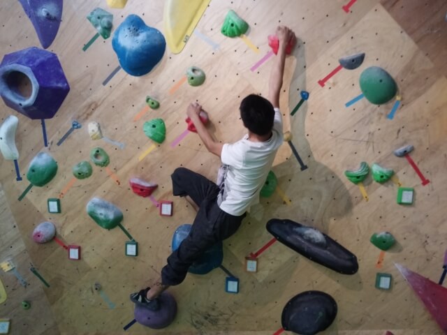 室内ボルダリングに適した男性の服装とシューズの選び方 今これが知りたい 旬な情報のトリセツ